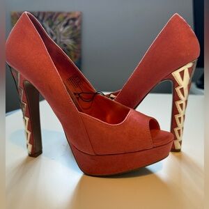 Street Society Peach and Gold Platform High Heels. Size 8 1/2 . Only One Left!!